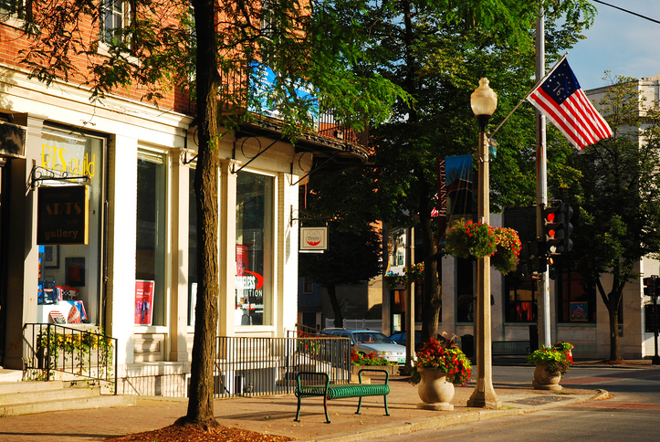 A shot of a quaint downtown area in the morning, no one is on the streets yet, and a flag is flying. The Valley List is here to support you with web development in Worthington Ohio.